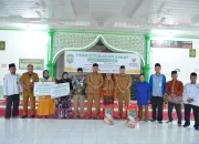 Serahkan Zakat Konsumtif Program Siak Peduli, Wabup Syamsurizal Dorong Mustahik Menjadi Muzaki