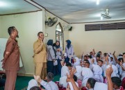 Wawako Pekanbaru Meninjau MPLS di Tiga Sekolah