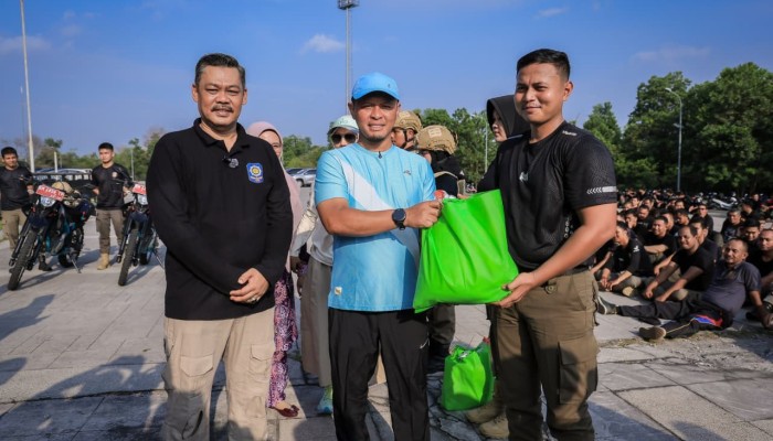 Wako Serahkan Bantuan Sembako dan Uang Tunai ke Ratusan Pegawai Pemko Pekanbaru