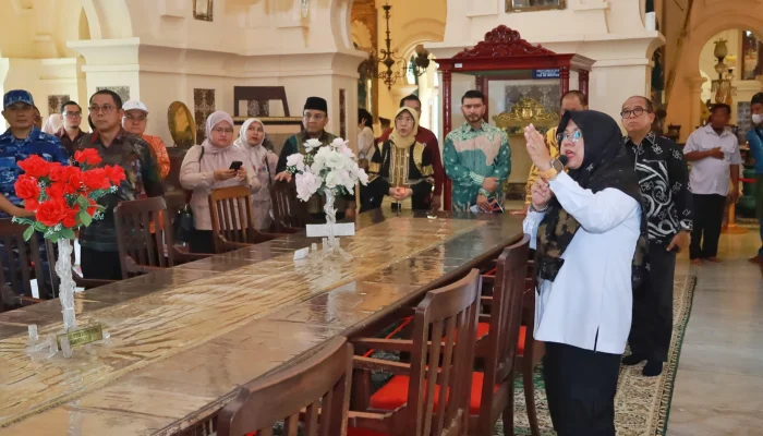 Kunjungi Istana Siak, Bupati Afni Minta DPR RI Beri Perhatian Khusus untuk Renovasi Cagar Budaya