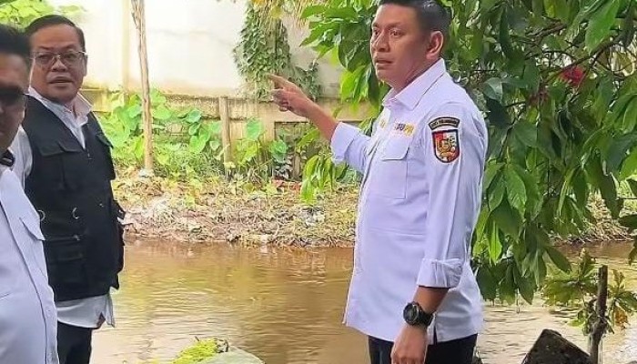 Pemko Pekanbaru dan Pemprov Riau Siapkan Perbaikan Drainase untuk Atasi Banjir di Depan RS Awal Bros