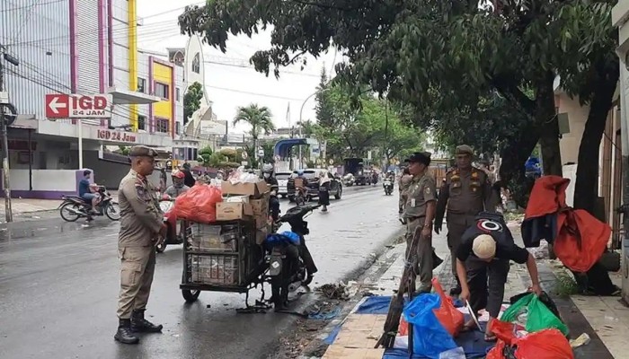 Pedagang Pasar Tumpah di Jalan Ahmad Yani Jangan Berjualan di atas Jam Delapan Pagi