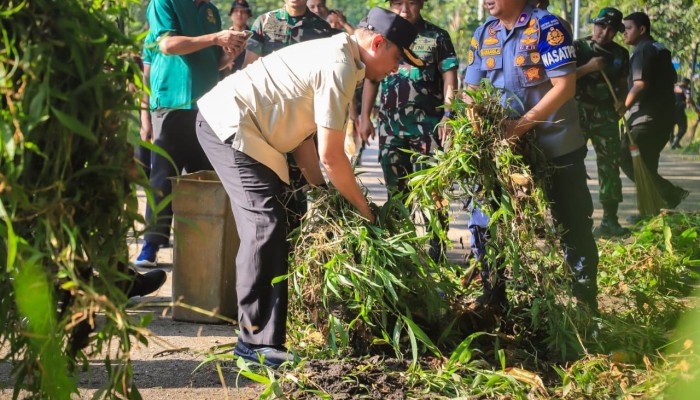 Wawako Pekanbaru Ikuti Gotong Royong dalam Rangka HUT ke-1 Kodam Tuanku Tambusai