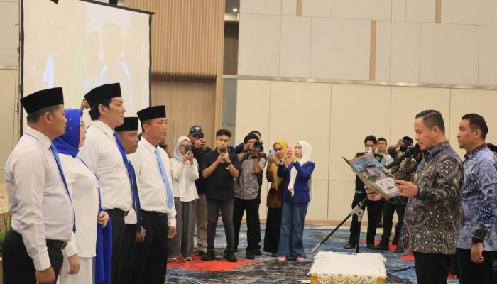 Kukuhkan RT/RW dan Dasawisma se-Kecamatan Bukit Raya, Walikota Minta Jaga Amanah