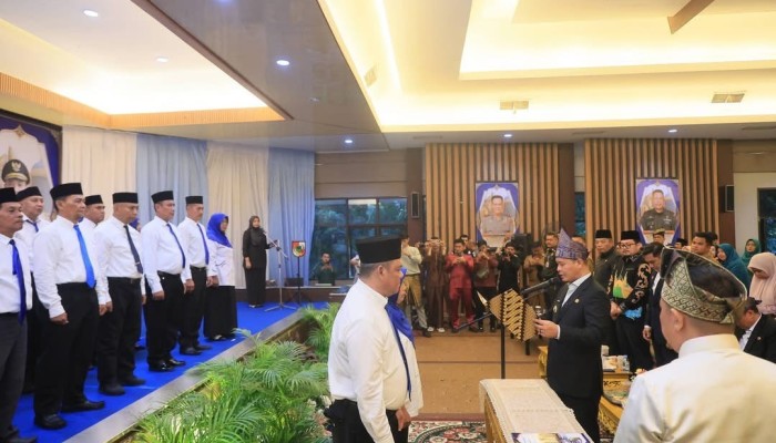 Wali Kota Lantik 63 Ketua RT/RW dan Kukuhkan Dasawisma Kecamatan Pekanbaru Kota