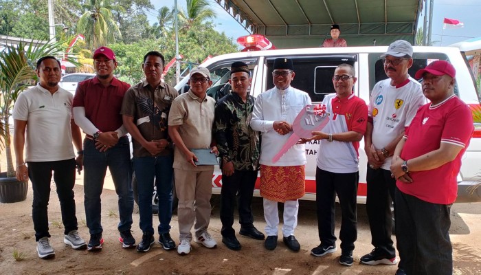 Permudah Layanan Kesehatan Masyarakat, Bupati Zukri Serahkan Secara Simbolis 1 Unit Ambulance Wilayah Lingkungan dua Air Kuning