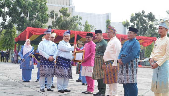 Usulkan Program Unggulan Santunan Anak Yatim, Bupati Pelalawan Raih Penghargaan Pembangunan Daerah Terbaik I