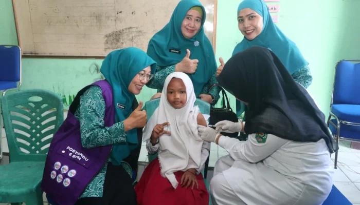 Tinjau Pelaksanaan BIAS di SDN 12 Bungaraya, Ketua TP PKK Siak Ajak Orang Tua Tidak Ragu Imunisasi Anak