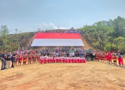 Satgas Pamtas RI-Malaysia Yonarmed 19/Bogani Bersama 500 Warga Kibarkan Bendera Merah Putih Raksasa di Perbatasan Jagoi Babang