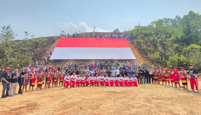 Satgas Pamtas RI-Malaysia Yonarmed 19/Bogani Bersama 500 Warga Kibarkan Bendera Merah Putih Raksasa di Perbatasan Jagoi Babang