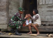 Satgas Pamtas RI-Malaysia Yonarmed 19/Bogani Gelar Jumat Peduli, Berikan Sembako dan Layanan Kesehatan Gratis