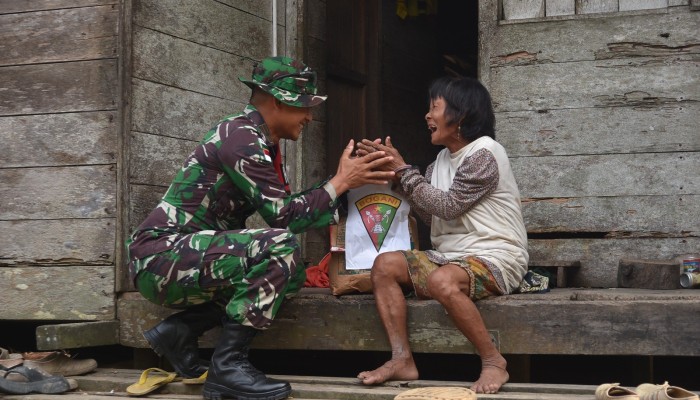 Satgas Pamtas RI-Malaysia Yonarmed 19/Bogani Gelar Jumat Peduli, Berikan Sembako dan Layanan Kesehatan Gratis