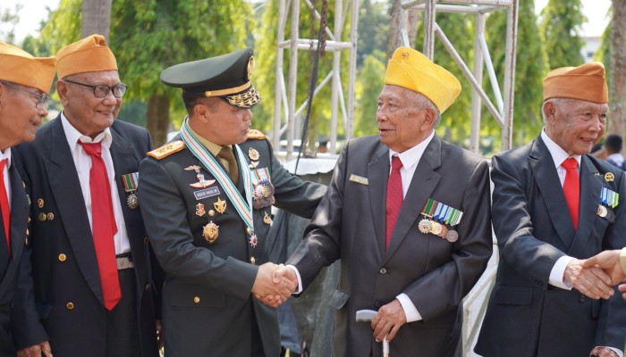 Saat Merah Putih Berkibar di Riau, Pangdam XIX/Tuanku Tambusai Berdiri Bersama Para Pemimpin Daerah