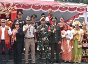 Satgas Pamtas  RI-Malaysia Yonarmed 19/Bogani Ikuti Upacara Bendera HUT ke-81 Kemerdekaan RI di PLBN Entikong