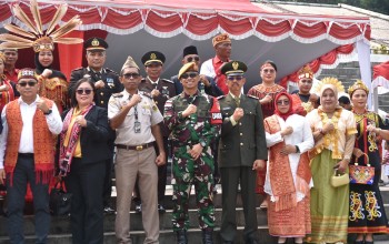 Satgas Pamtas  RI-Malaysia Yonarmed 19/Bogani Ikuti Upacara Bendera HUT ke-81 Kemerdekaan RI di PLBN Entikong