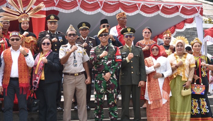 Satgas Pamtas  RI-Malaysia Yonarmed 19/Bogani Ikuti Upacara Bendera HUT ke-81 Kemerdekaan RI di PLBN Entikong