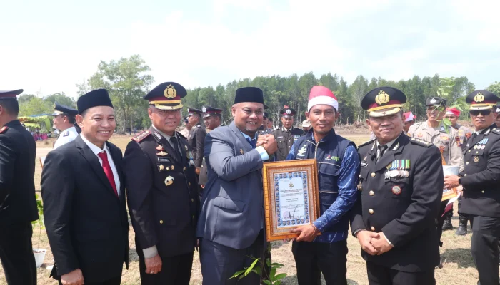 Dari Kampung Bunsur, Wabup Siak Ajak Warga Isi Kemerdekaan dengan Gotong Royong dan Peduli Lingkungan