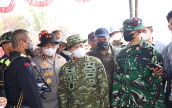 Pangdam XIX Tuanku Tambusai Turun ke Titik Api, Dampingi Menhut Tinjau Karhutla Pelalawan