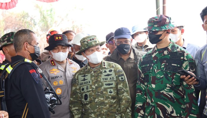 Pangdam XIX Tuanku Tambusai Turun ke Titik Api, Dampingi Menhut Tinjau Karhutla Pelalawan