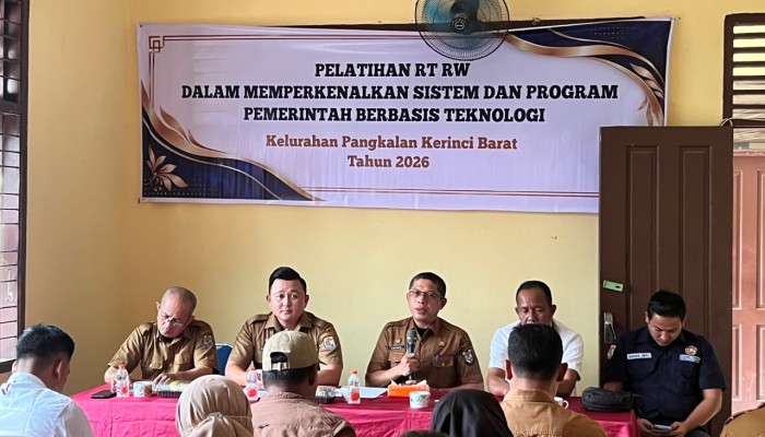 Kadis Kominfo Pelalawan Sosialisasikan Aplikasi Klik Pelalawan kepada Ketua RT dan RW