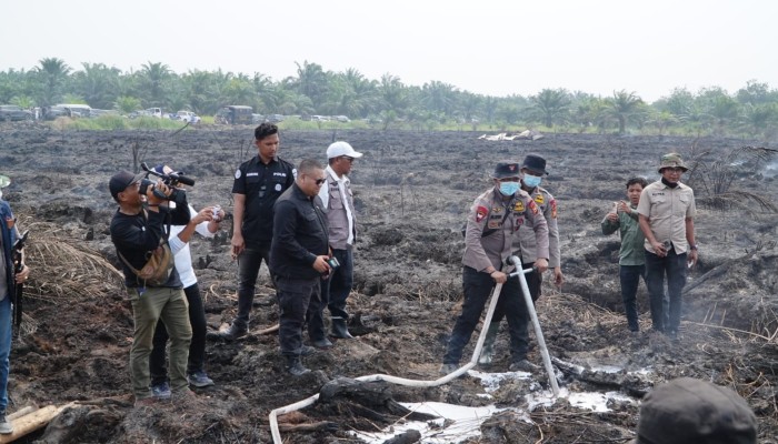 Bupati Zukri Dampingi Aslog Kapolri Tinjau Langsung Karhutla di Pelalawan
