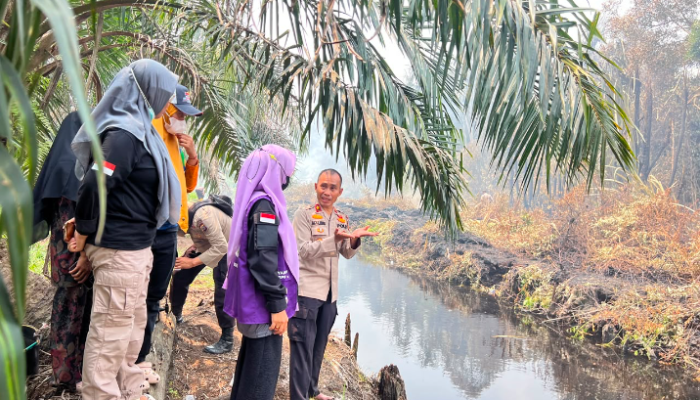 Di Tengah Asap Karhutla, Ketua TP PKK Siak Pastikan Petugas Tak Berjuang Sendirian
