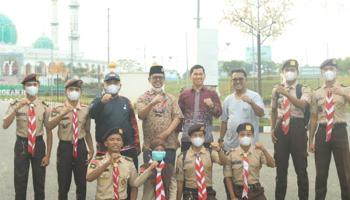 Pramuka Peduli Rokan Hulu Bagikan Ratusan Masker kepada Masyarakat, Wujud Kepedulian Hadapi Kabut Asap