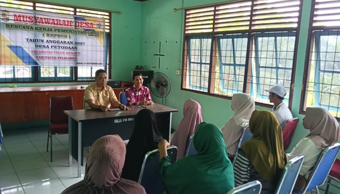 Camat Teluk Meranti Hadiri Penyerahan BLT Tahap III di Desa Petodaan