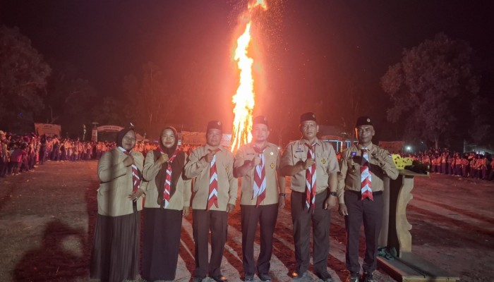 Camat Langgam Pimpin Upacara Pembakaran Api Unggun Perkemahan Besar Penggalang Dan Penegak Kwatir Ranting Gerakan Pramuka Langgam