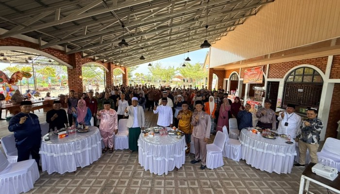 Bupati Zukri Serahkan Beasiswa Baznas kepada 31 Mahasiswa Pelalawan