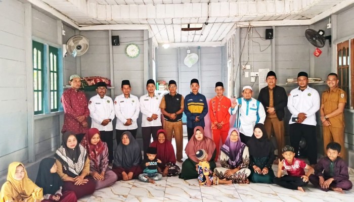Plt Camat Kuala Kampar Hadiri Serah Terima Da’i di Mushalla Al-Hidayah Tanjung Medan