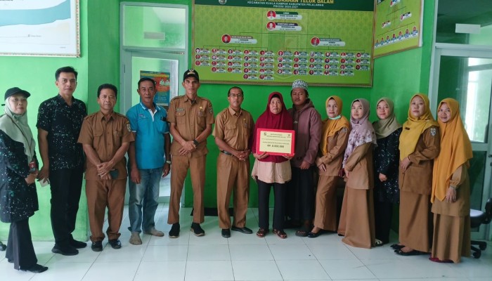Bantuan untuk Korban Puting Beliung, PLT Camat Kuala Kampar Salurkan Sembako dan Uang Tunai