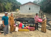 Kepala Desa Betung Hadir Dampingi Dinas Sosial dan UPZ Desa Betung Salurkan Bantuan Untuk Korban Kebakaran
