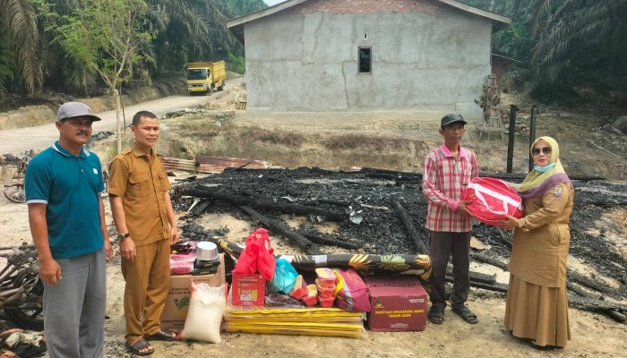 Kepala Desa Betung Hadir Dampingi Dinas Sosial dan UPZ Desa Betung Salurkan Bantuan Untuk Korban Kebakaran