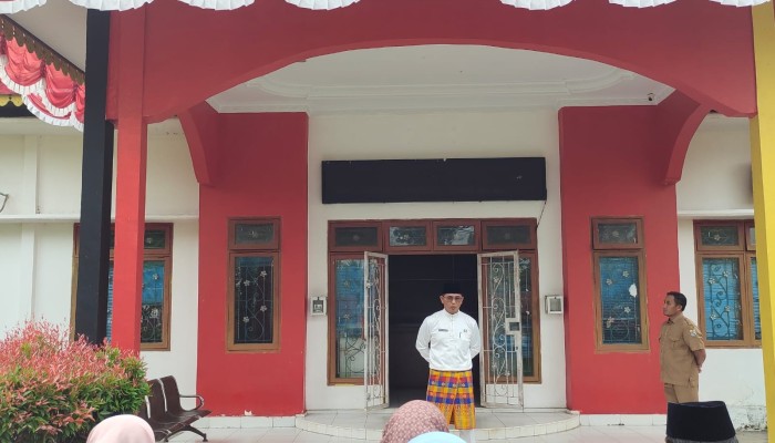 Lurah Rawang Empat Pimpin Apel Pagi Senin
