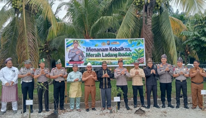 Camat Langgam Bersama Kapolres Pelalawan Gelar Menanam Kebaikan Meraih Ladang Ibadah Sekaligus Silaturahmi Kapolres Pelalawan Kepada Masyarakat Langgam