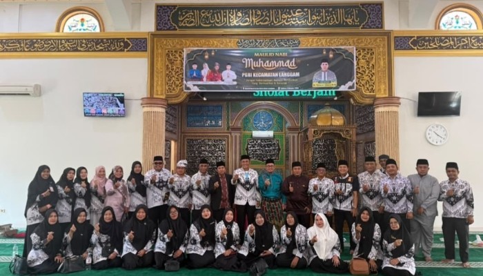 Kepala Dinas Pendidikan Dan Kebudayaan Kabupaten Pelalawan Hadiri Kegiatan Memperingati Maulid Nabi Muhammad SAW Di Kecamatan Langgam