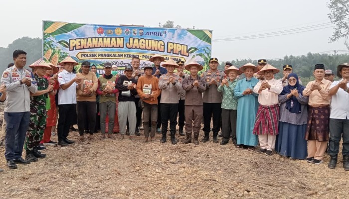 Camat Pangkalan Kerinci Hadiri Penanaman Jagung Kuartal III dalam Rangka Mendukung Swasembada Pangan Tahun 2026