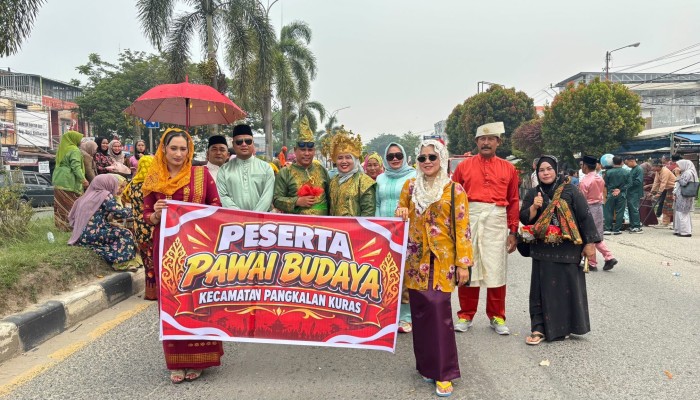 Usung Tema” Mengantar Pengantin Melayu Zaman Dahulu”, Kecamatan Pangkalan Kuras Meriahkan Pawai Budaya HUT Kabupaten Pelalawan Ke-27