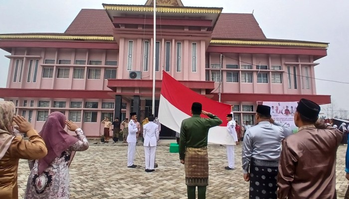 Sekretaris Camat Langgam Pimpin Upacara Hari Jadi Kabupaten Pelalawan yang Ke-27 Tingkat Kecamatan Langgam