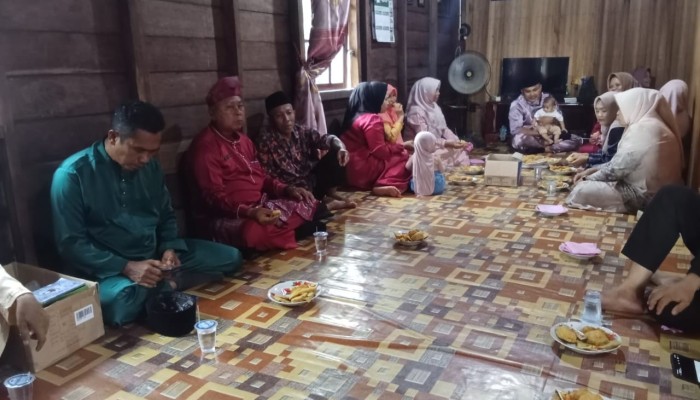 Kantor Camat Teluk Meranti Gelar Takziah ke Rumah Duka Ibunda Boy Mendala Putra