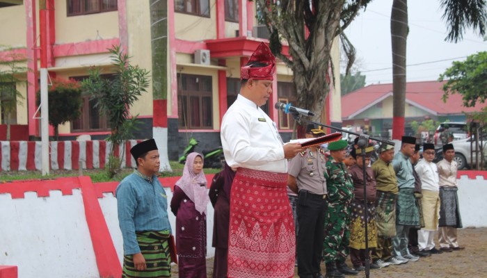Plt Camat Pangkalan Kuras Pimpin Upacara HUT Kabupaten Pelalawan Ke-27 di Lapangan Kantor Camat