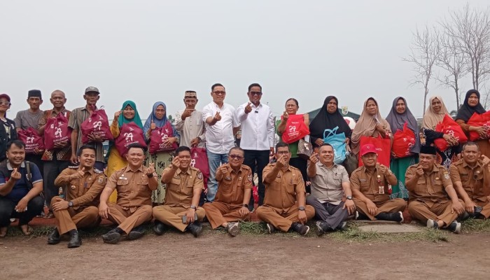 Camat Pangkalan Kerinci Hadiri Penyaluran Bantuan Paket Sembako untuk Kelompok Masyarakat Rentan Sempena Helat Pelalawan Peduli dan Berbagi