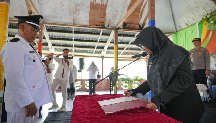 Bupati Siak Lantik Markus Jadi Penghulu Keranji Guguh, Ajak Warga Gotong Royong Benahi Balai Kampung